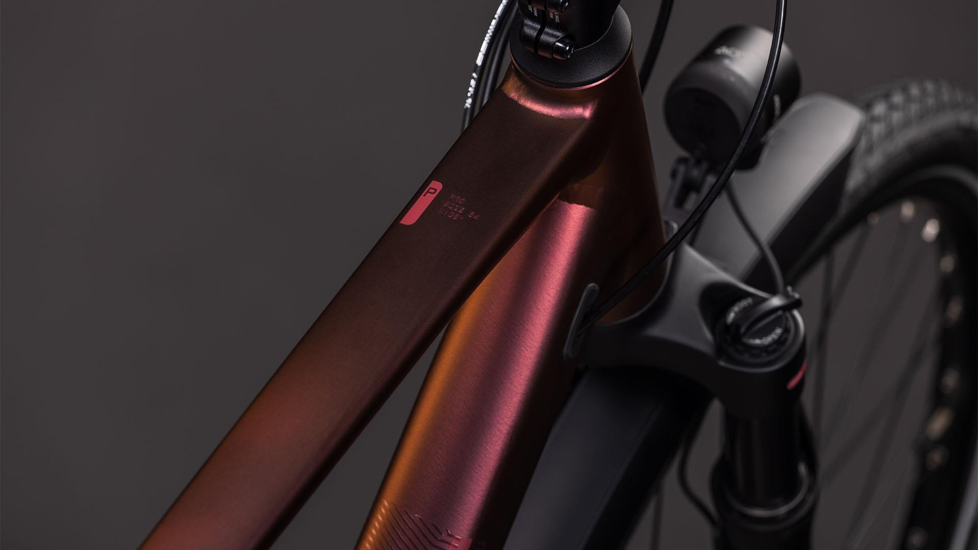 ROWER CUBE 28″ M KATHMANDU PRO rozm. 50 cm SUNGLOW/PRIZM 2026