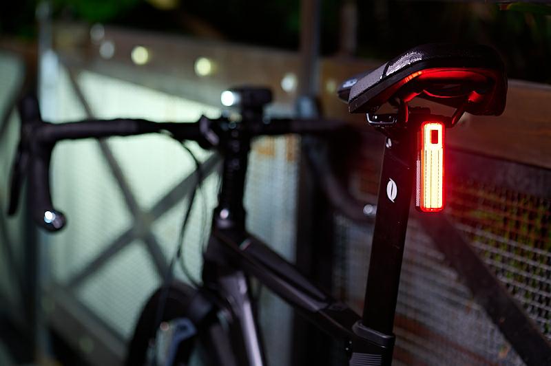 LAMPKA ROWEROWA TYLNA MOON HELIX SENSE 300