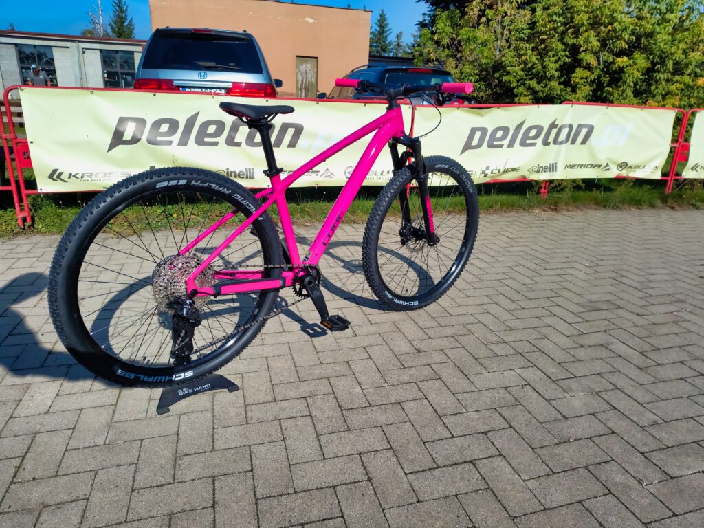 CUBE Reaction Pro 2027 fuchsia’n’black – rower górski z fuksjową ramą i czarnym widelcem.