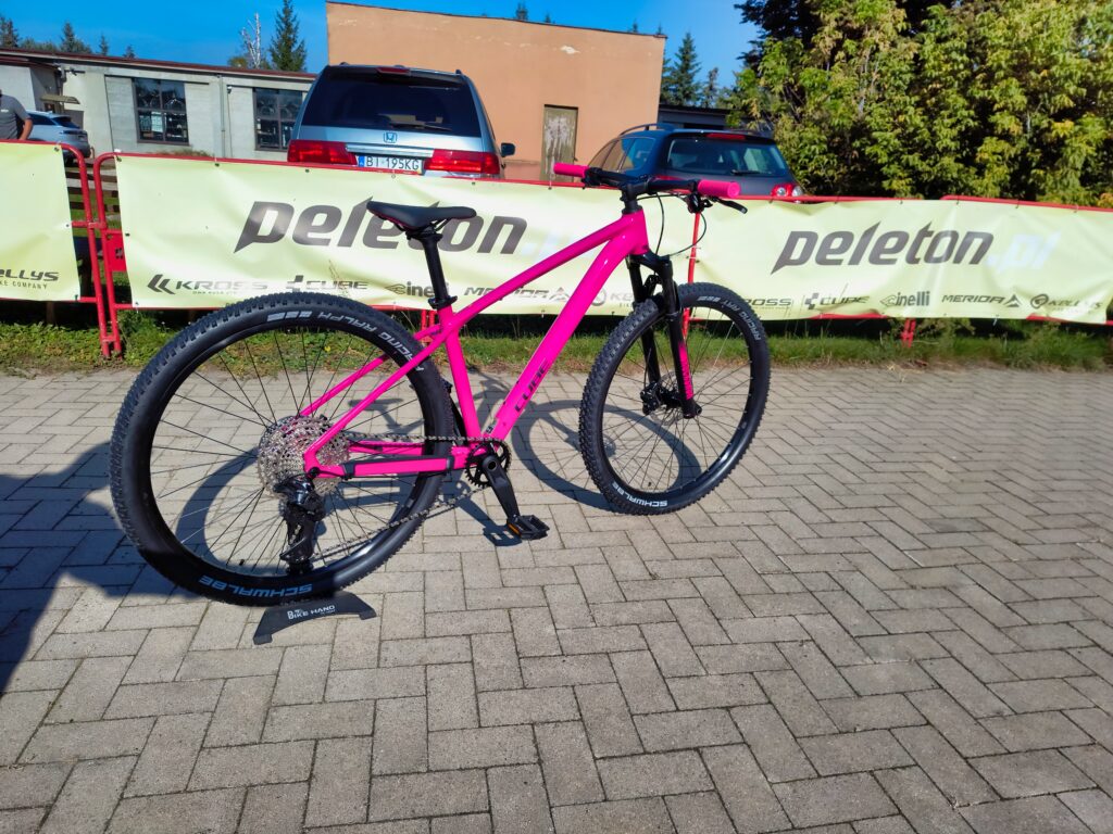 CUBE Reaction Pro 2027 fuchsia’n’black – rower górski z fuksjową ramą i czarnym widelcem.