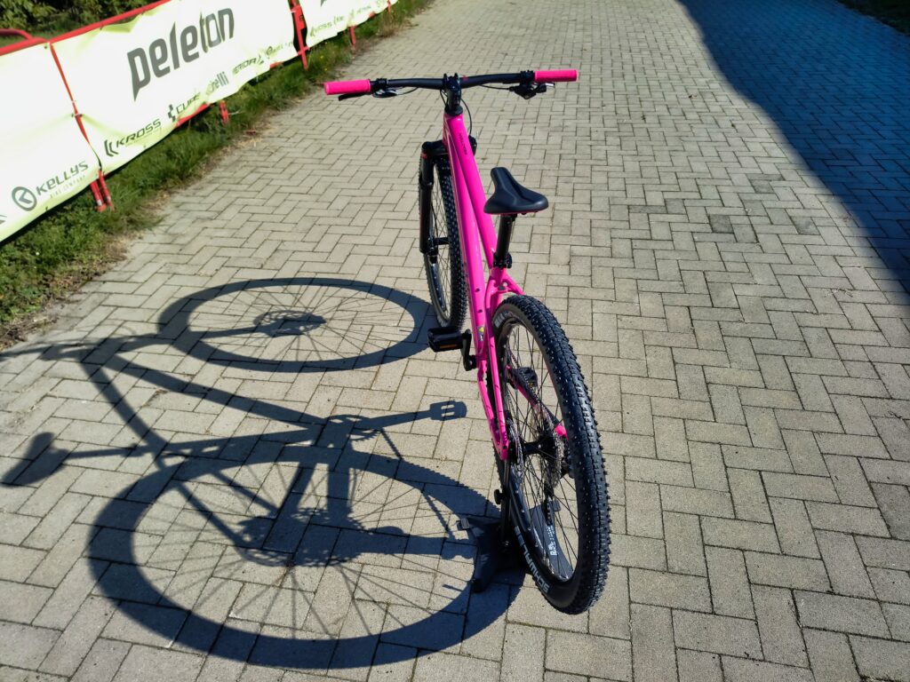 CUBE Reaction Pro 2027 fuchsia’n’black – rower górski z fuksjową ramą i czarnym widelcem.