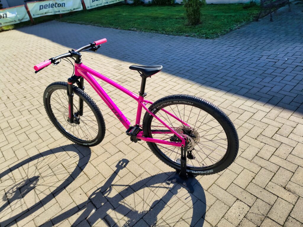 CUBE Reaction Pro 2027 fuchsia’n’black – rower górski z fuksjową ramą i czarnym widelcem.