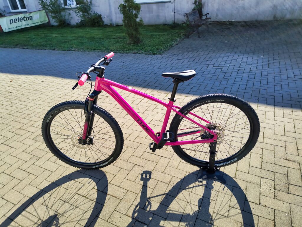 CUBE Reaction Pro 2027 fuchsia’n’black – rower górski z fuksjową ramą i czarnym widelcem.