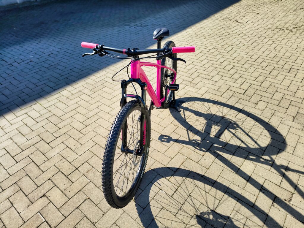 CUBE Reaction Pro 2027 fuchsia’n’black – rower górski z fuksjową ramą i czarnym widelcem.