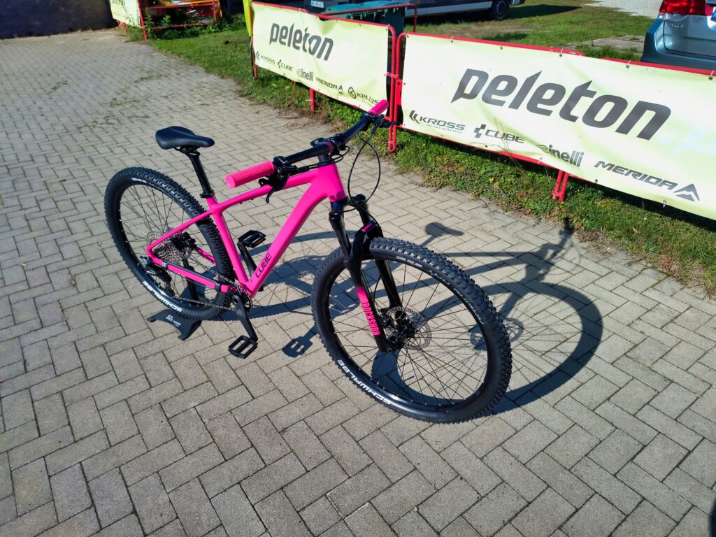 CUBE Reaction Pro 2027 fuchsia’n’black – rower górski z fuksjową ramą i czarnym widelcem.
