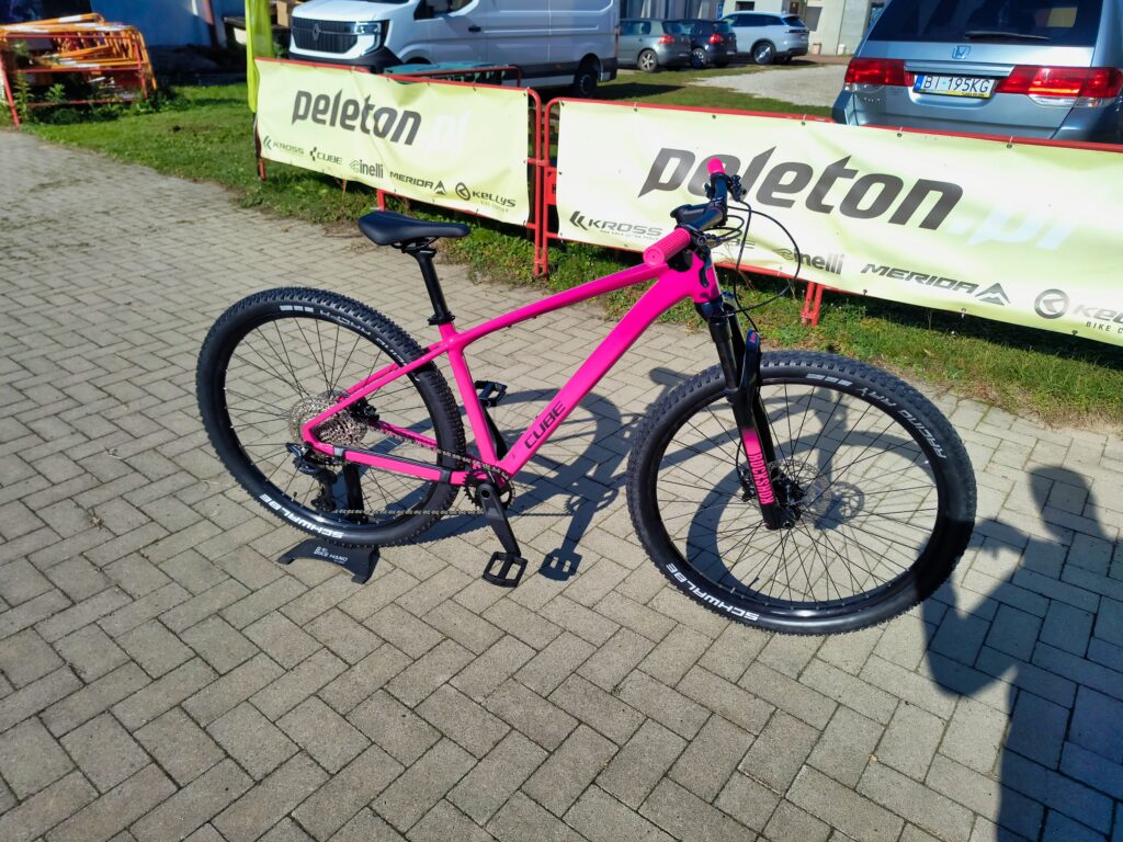 CUBE Reaction Pro 2027 fuchsia’n’black – rower górski z fuksjową ramą i czarnym widelcem.