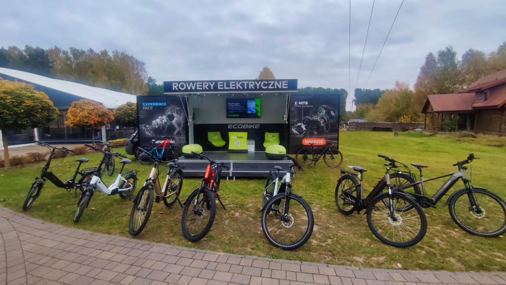 Ekspozycja rowerów Ecobike przed mobilnym stanowiskiem prezentacyjnym podczas spotkania pod Warszawą